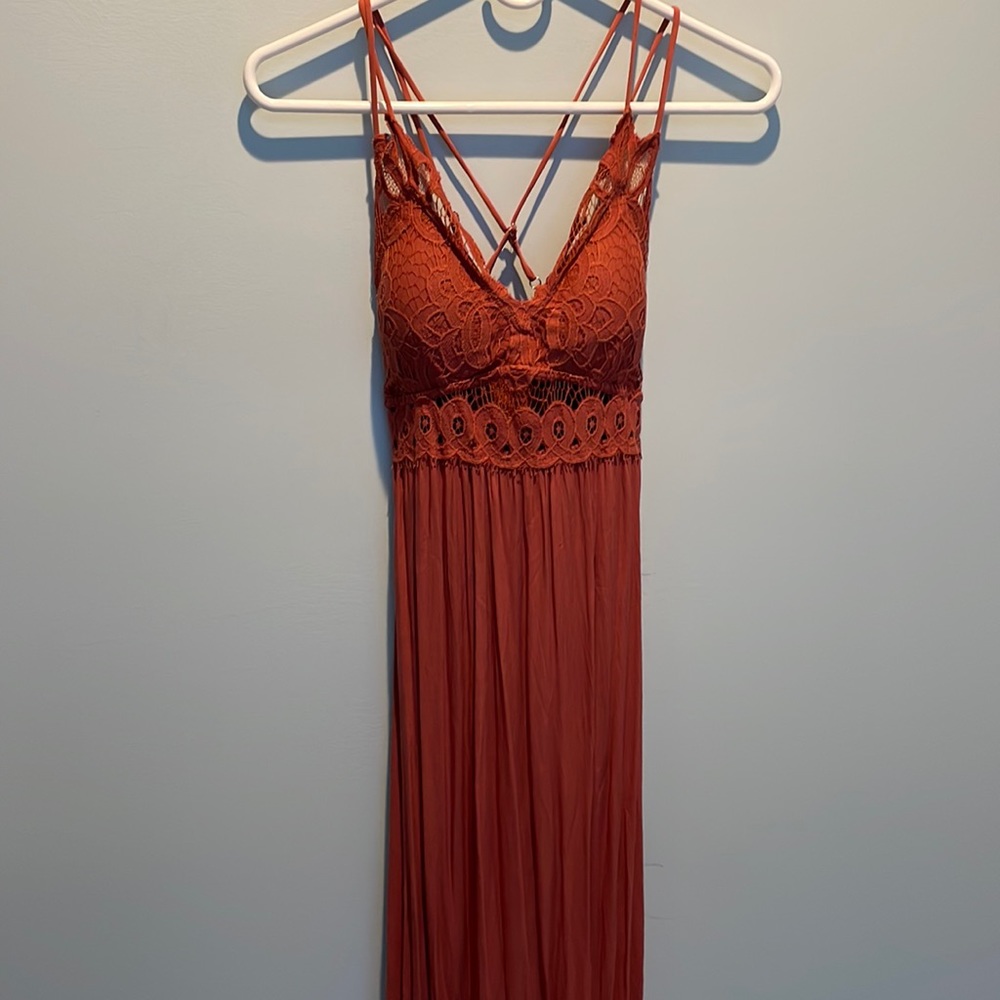 Pink lily size small. Excellent condition. Never worn. 100%rayon